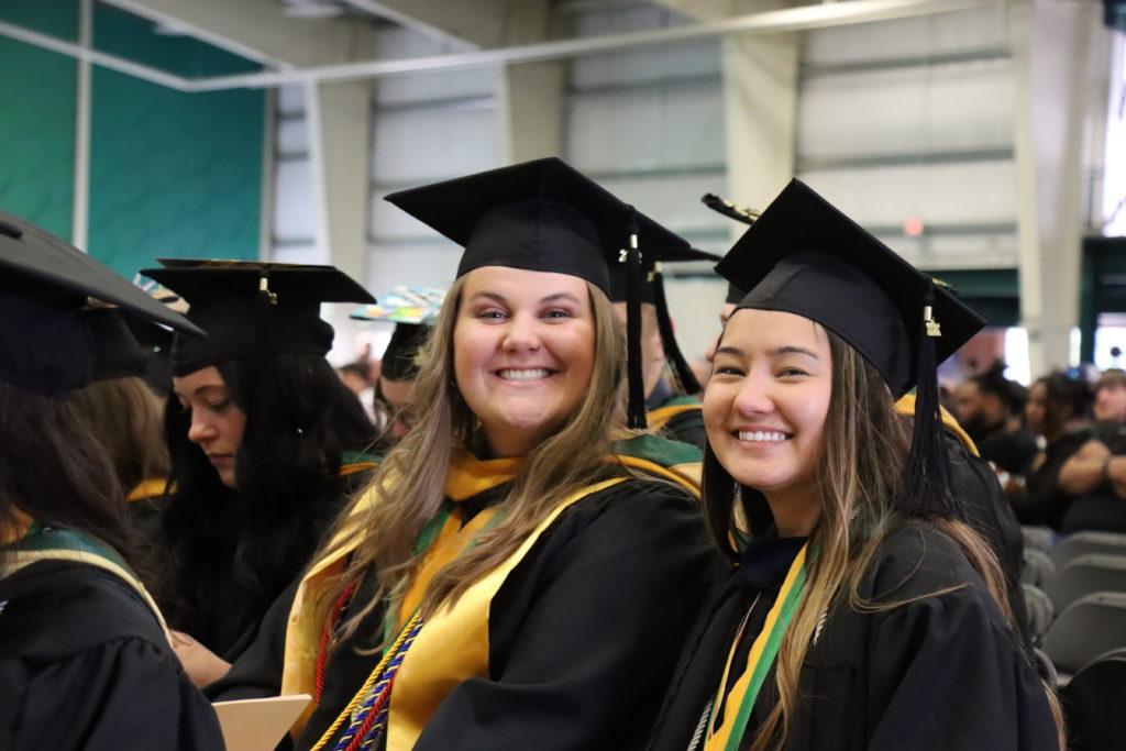 两个微笑的女孩在毕业典礼上